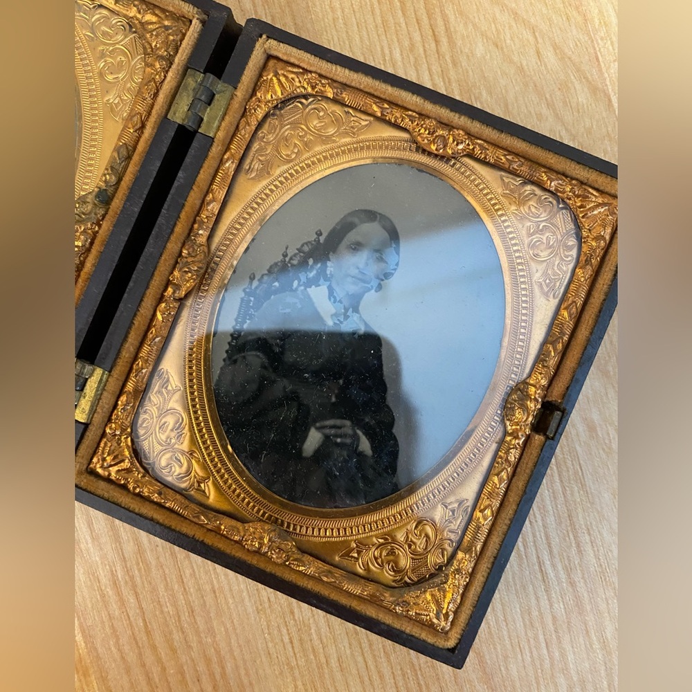 Antique Double Daguerrotype - Picture 8 of 11